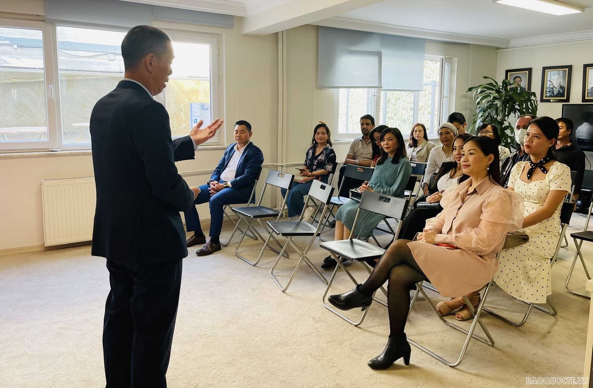 Ambassador meets Vietnamese community in Turkey